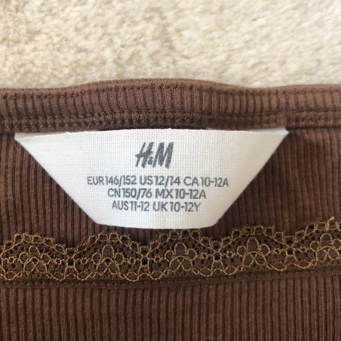 Brun ribbad linnetopp från H&M - 2