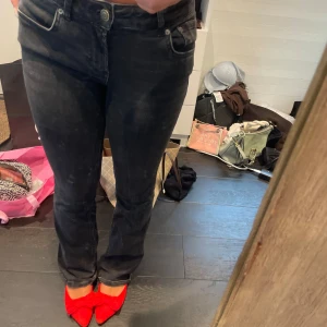 Svarta bootcut jeans från Zara - Snygga svarta jeans från Zara med klassisk femficksdesign och bootcut-ben. Jeansen har en mörk tvätt och raka sömmar, perfekt för dig som gillar en tidlös look. Tillverkade i mjukt och stretchigt jeanstyg för extra komfort. PRIS GÅR ATT DISKUTERA 