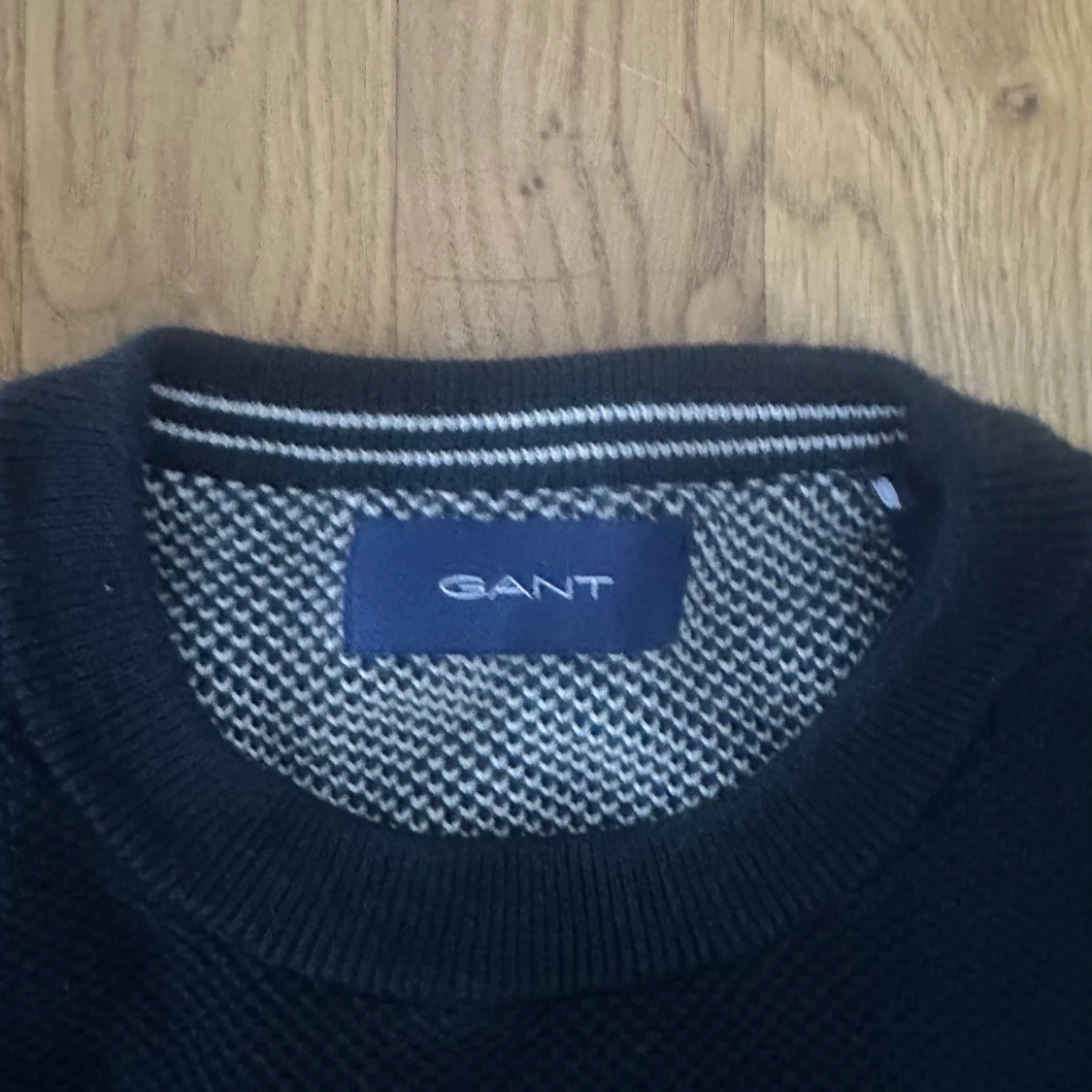 Mörkblå stickad tröja från GANT - 1