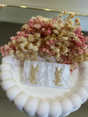 18k guldpläterad örhängen  - Snygga örhängen i rostfritt stål pläterad med 18k guld , dekorerade med små vita pärlor. Perfekta för dig som vill ha en lyxig och trendig detalj till din look.