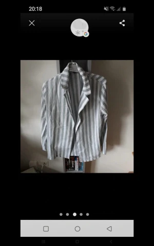 Randig vit och grå skjorta - Snygg skjorta med vertikala ränder i vitt och grått. Skjortan har klassisk krage och långa ärmar, perfekt för dig som gillar stilrena och enkla plagg. Materialet känns lätt och luftigt, vilket gör den skön att bära. Passar dig som vill ha en chill och clean look.