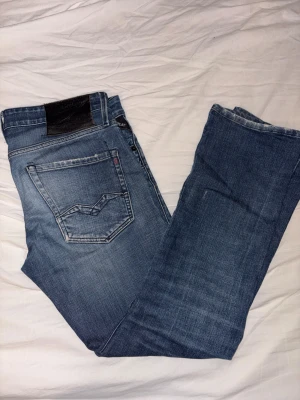 Feta replay jeans med slitningar - Ett par feta replay jeans med slitningar en vid höger knät och sen några detaljer på baksidan✅ Är i storlek W33 L32✅ Riktigt bra pris på dom med tanke på att dom nästan är helt nya💸🤝‼️