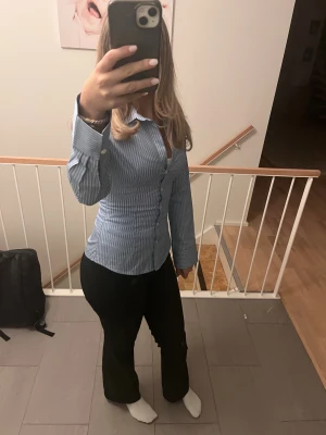 Blåvit randig skjorta XS - Snygg blå skjorta med vita ränder från hm i storlek XS. Skjortan har klassisk krage, lång ärm och knappar framtill. aldrig använd därav priset💗slutsåld