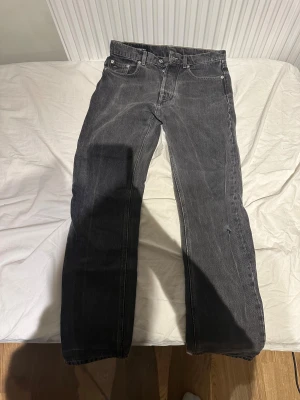 J.Lindeberg Jeans - Gråa J.Lindeberg jeans. Det finns lite skador (Se på bilderna). De är i storlek 29/32
