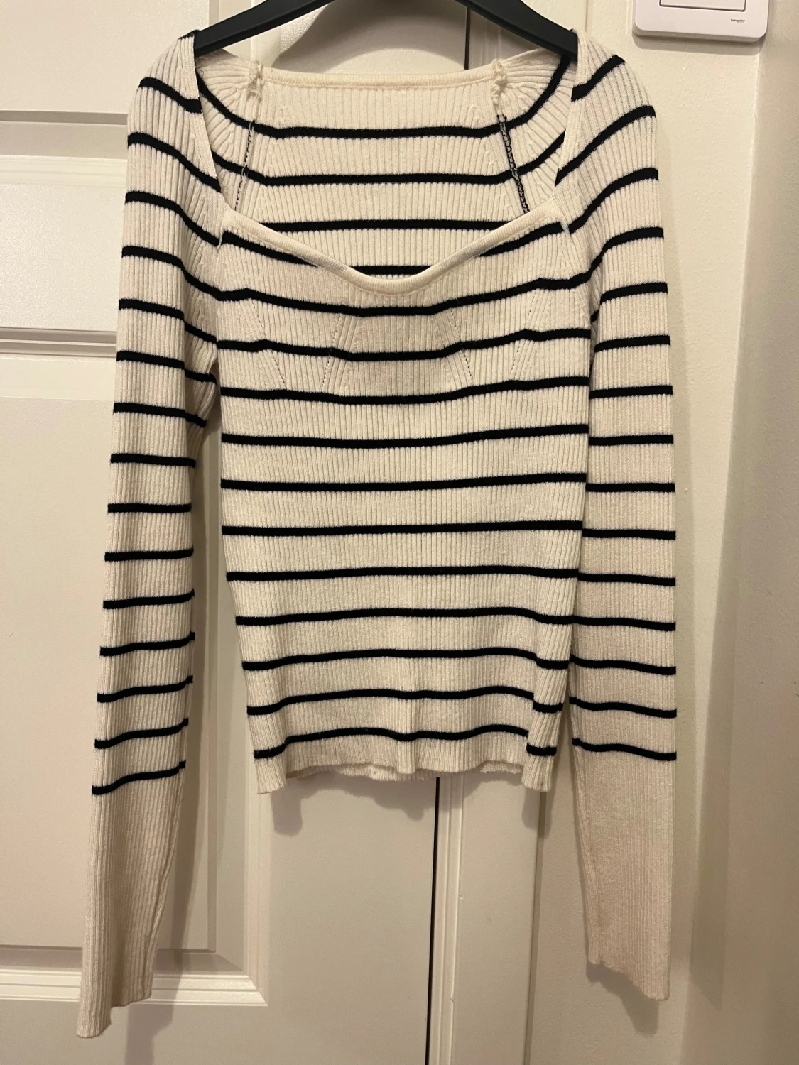 Vit ribbad randig långärmad tröja - 1