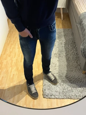 Replay Anbass Hyperflex Slim Fit Jeans - Replay Anbass Hyperflex Slim Fit Jeans | Storlek: 28/32, passar dig mellan 175-185 cm | Skick: 8/10, endast något sliten på myntfickan | Bara att skriva vid funderingar✍️