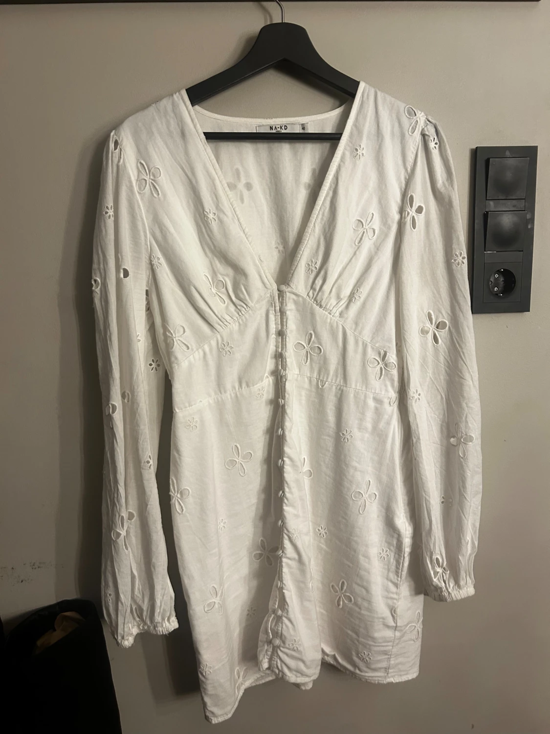 Vit broderad student klänning från NA-KD  - 3