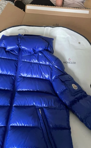 Moncler jacka - Säljer min fina moncler jacka, i super fint skick, äkta och kvitto finns. Storleken motsvarar S (köpt på barnavdelningen 14 år). Luvan går att ta av och på💙💙💙