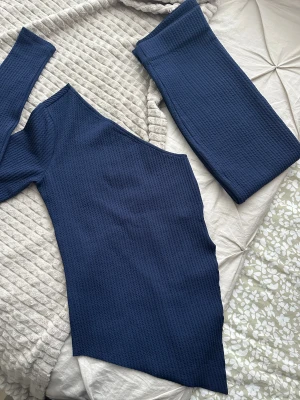 Marinblå NA-KD set - Ett marinblått set från NA-KD. Använd en gång. Kjolen har slits. Toppen är one-shoulder. I storlek XXS, passar även XS. Stretchig material💙