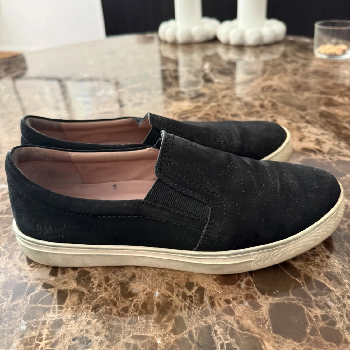 Svarta slip-on sneakers från Dasia