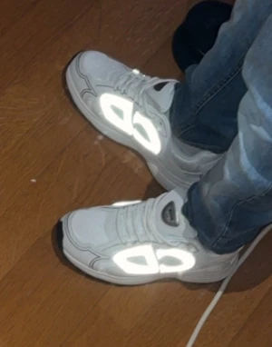 Vita Dior B30 stl 42 - Säljer dessa skor pga av att de är för små för mig nu annars är de är i utmärkt skick utöver att de behöver en liten tvätt, har använt de till speciella saker. Har tyvärr inget kvitto eller box eller sånt med eftersom jag haft dessa ett bra tag nu. Hör gärna av vid frågor, PRIS ÄR EJ HUGGET I STEN!