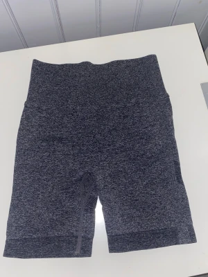 Bikershorts  - Säljer av alla mina gymshorts då jag behöver gå upp en storlek. Så vill du har flera stycken kan jag fixa paketpris o skicka alla i samma paket. Shortsen är i storlek S och går att ha långa men även vika upp utan att det blir obehagligt