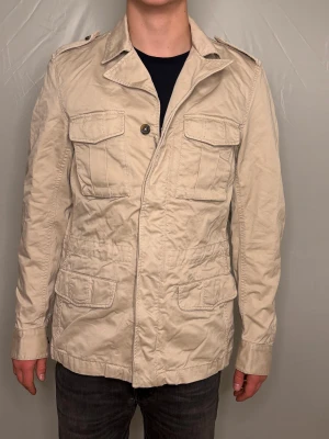 Field Jacket - | Tommy Hilfiger Field jacka | Storlek M | skick 7/10 | Bara att höra av sig vid funderingar🙌 |