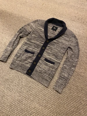 Unik stickad cardigan - Säljer en riktig fet stickad cardigan i helt nytt skick. Storlek S.  