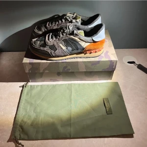 Valentino rockrunner - Valentino Rockrunners | Riktigt feta och populära skor| Skick= 8/10 | nypris= 7000kr | vårt pris=1199kr| Tyvärr saknas sula och en liten defekt på bild 3 som ej syns vid användning| Orginal box och dustbag ingår | Hör av dig vid minsta fundering!