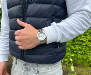 Silverfärgad klocka från Doventi  - Stilren klocka från Doventi med rund urtavla i silver och romerska siffror. Klockan har en klassisk länk i metall och datumvisning. Perfekt accessoar för dig som gillar en clean och tidlös look.