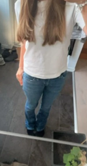 low waist bootcut jeans  - Säljer ett par blå jeans från Gina Tricot i storlek 34 / 164. Inte använda mycket och därav väldigt fint skick! 🤍