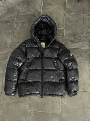 Moncler ecrins  - Tjenare! Säljer nu min fina Moncler Jacka. Modellen på jackan heter Ecrins. Passar perfekt nu till kallare väder! Storleken är 3. Använd väldigt få gånger därför perfekt skick. Köpte den ny från Mythresa- se sista bilden för det som medföljer!