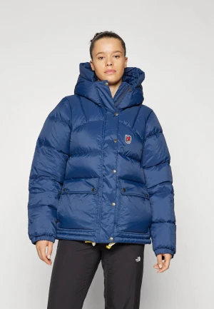 Fjällräven jacka  - Säljer min mörkblåa fjällräven jacka då jag vill köpa en mindre storlek. Det är modellen expedition down lite. Har en defekt inne i luvan som inte syns, skriv vid frågor eller fler bilder❤️PRIS KAN DISKUTERAS VID SNABB AFFÄR!