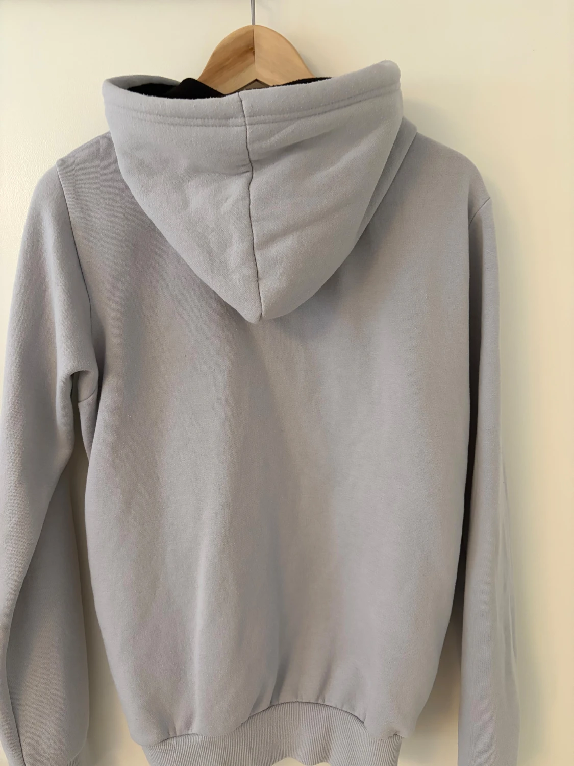 Ljusgrå hoodie från McKenzie - 1