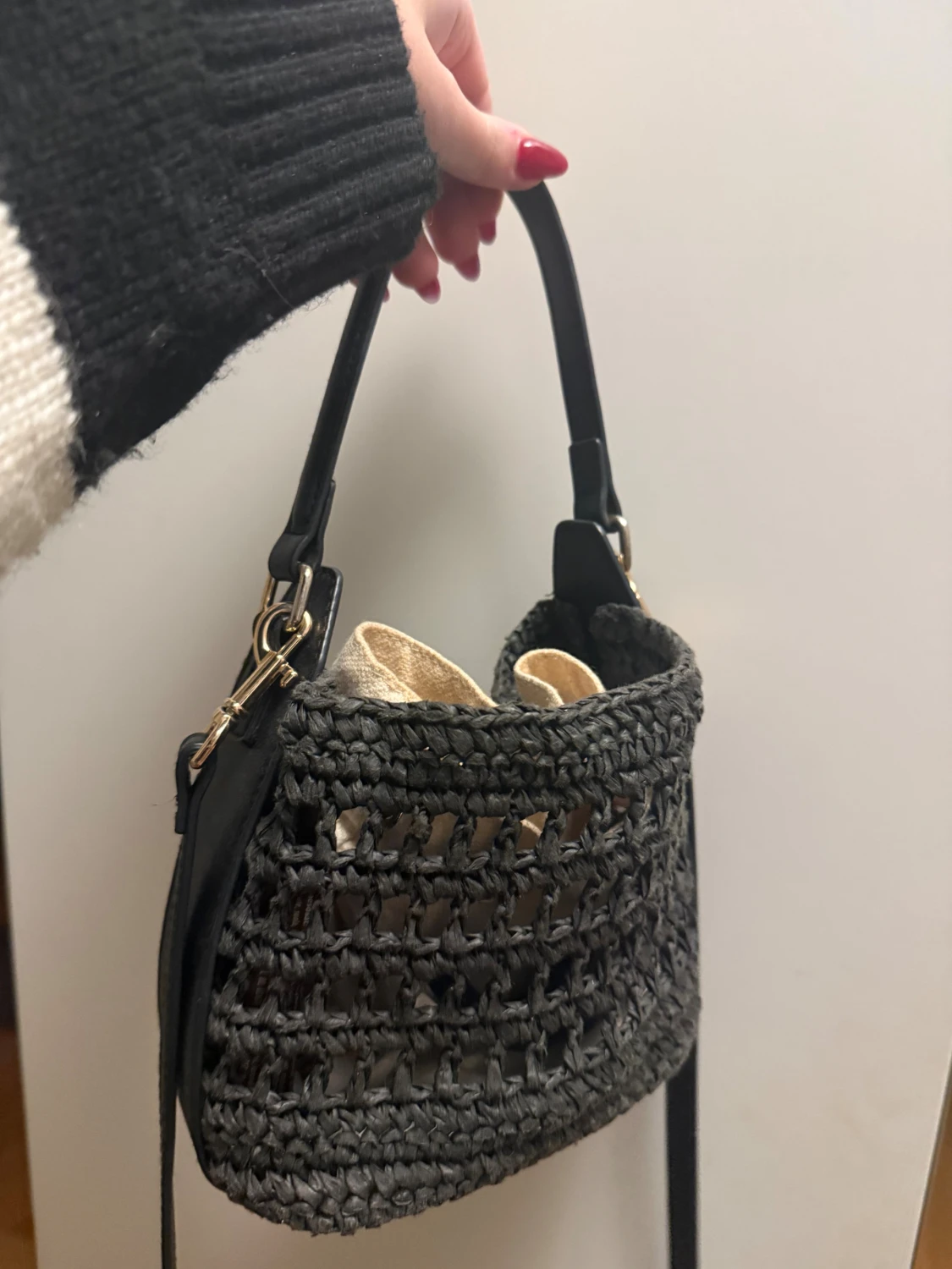 Svart virkad axelväska med skinnrem - 4