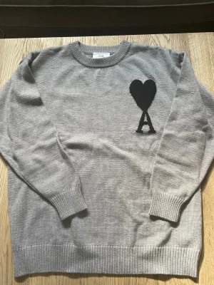 Ami Paris tröja - Stickad tröja från Ami Paris i storlek M. Tröjan har inga fläckar eller slitage och sitter som en M. Har du frågor är det bara att skriva. 