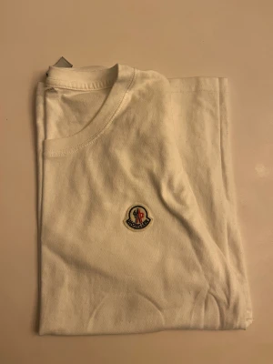 Moncler t shirt vit  - Storlek m men funkar som S 