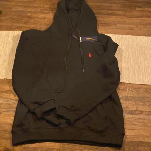 Ralph Lauren hoodie - Tja säljer denna Ralph lauren hoddien in svart med rött märke, 10/10 skick, inte ett enda fel på den, den är i storlek L men passar definitivt M. Hör av dig om du är intresserad👍😁