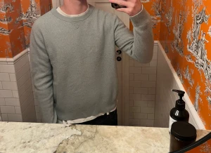 Stickad tröja från COS - Snygg turkos stickad tröja från COS med rund hals och ribbade muddar vid ärmslut och nederkant. Enkel och stilren design som funkar till jeans eller chinos. Perfekt för dig som gillar minimalistisk stil och mjuka material.