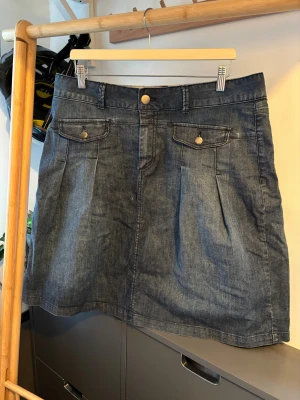 Jeans skjol - Otroligt fin jeans aktig~ kjol från märket ”isolde”. Den är en medium sized skirt - tar slut runt mina knän (är 164cm). Kjolen är gjort av 98% bomull och 2% elastan. Plagget tvättas såklart innan den skickas iväg 💗