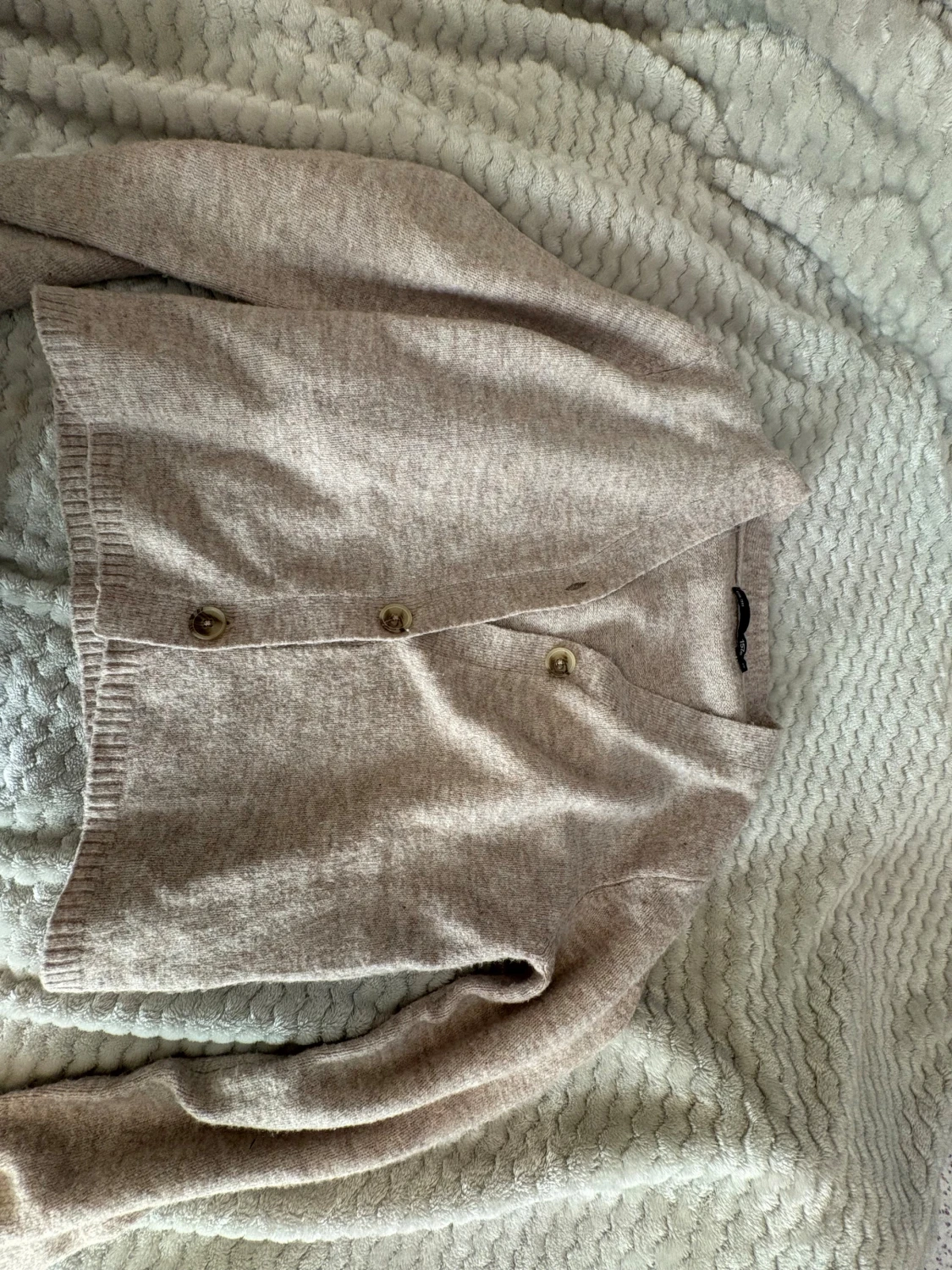 Beige stickad kofta med knappar