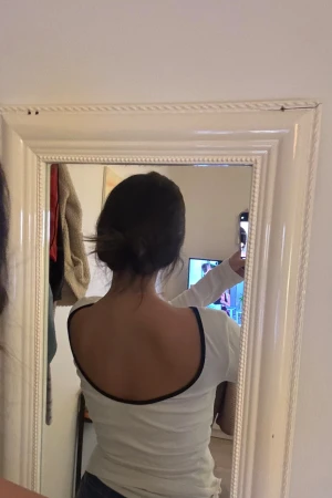 Vit långärmad topp med öppen rygg - vit långärmad topp med rundad, djup urringning som man kan ha både fram och bak. 