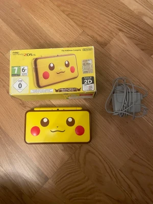 Nintendo 2DS XL Pikachu Edition - Säljer en Nintendo 2DS XL Pikachu Edition i fint skick, komplett med originalkartong, laddare och stylus. Konsolen har ett unikt Pikachu-design och fungerar utmärkt. Kartongen har visst yttre slitage men konsolen är välbevarad och fri från större repor. Minecraft new nite do 3ds version är också nedladdad på konsolen