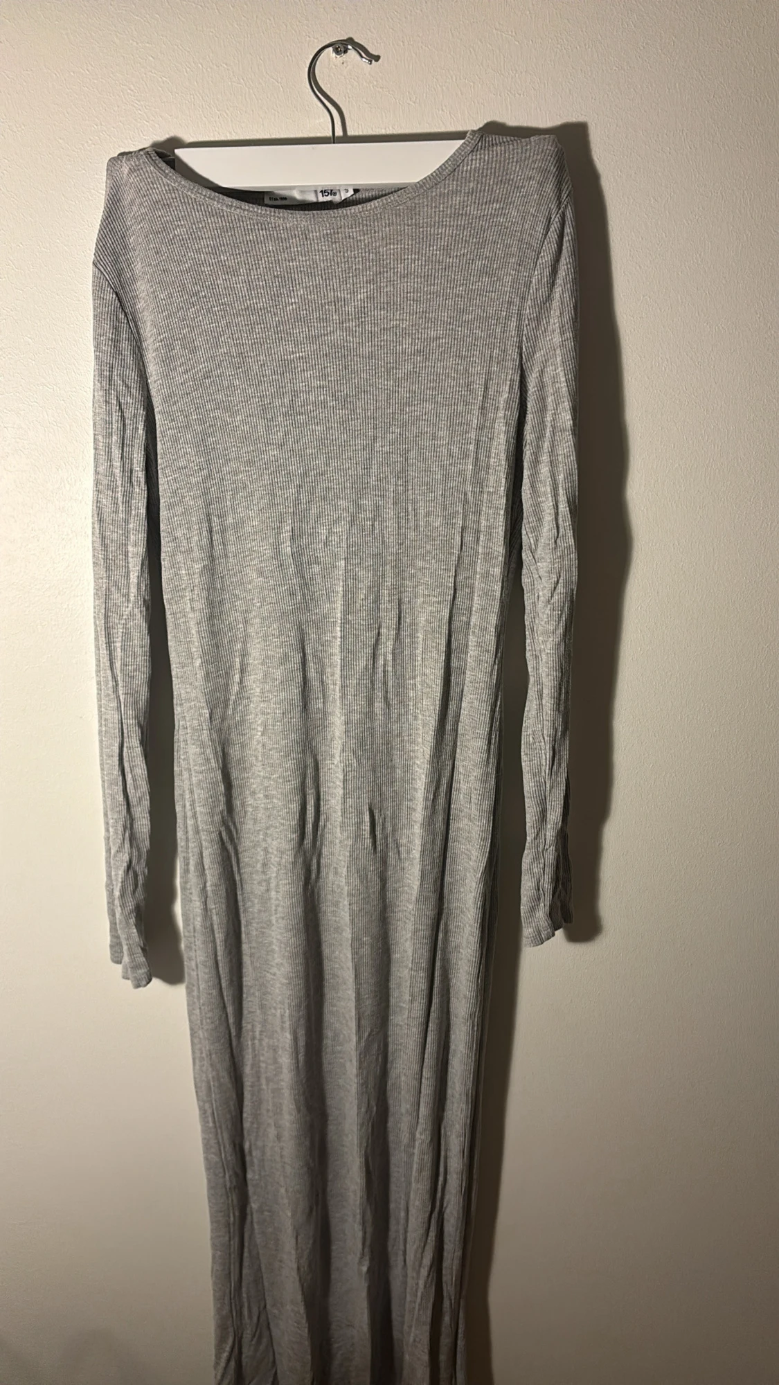Grå ribbad långklänning 157