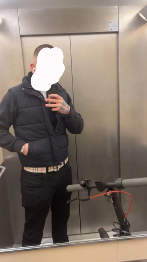 Svart väst från Cubus - Svart dunväst från Cubus. Västen har både dragkedja och tryckknappar framtill samt två fickor på sidorna. Insidan har ett rutigt foder i rött, grått och vitt. Perfekt för en stilren look då den är helsvart. Nypris 799