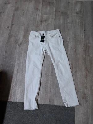 Jack and Jones jeans vita - Nu säljer ja mina Jack and Jones jeans. Passformen på jeansen är slim/glenn. På grund av att ja köpte fel storlek. Har använt dem fåltar gånger. Finns inga spår av användning. Priset är inte hugget i sten. Så hör av er om ni har några frågor. 