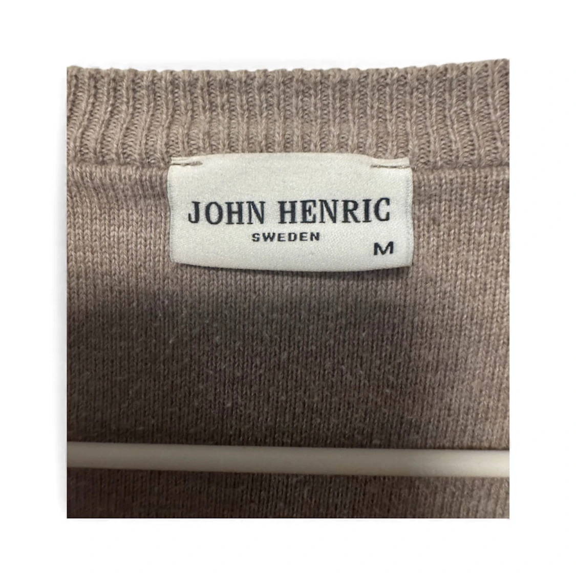 Beige v-ringad stickad tröja John Henric - 2