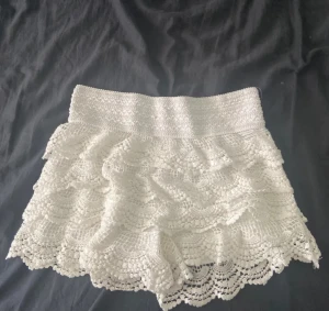 Spetsshorts/kjol stl XS - Supersöt kjol som jag har köpt från Spanien!! Kommer ej till användning och därför säljer jag. Meddela gärna om du har några frågor. 
