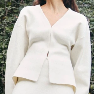 Cardigan Zara - Figurnära stickad cardigan från Zara. Slutsåld. Lite nopprig.💗💗