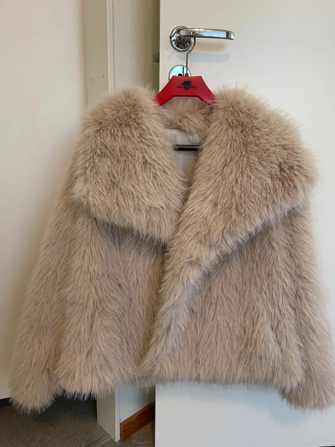 Beige fluffig pälsjacka