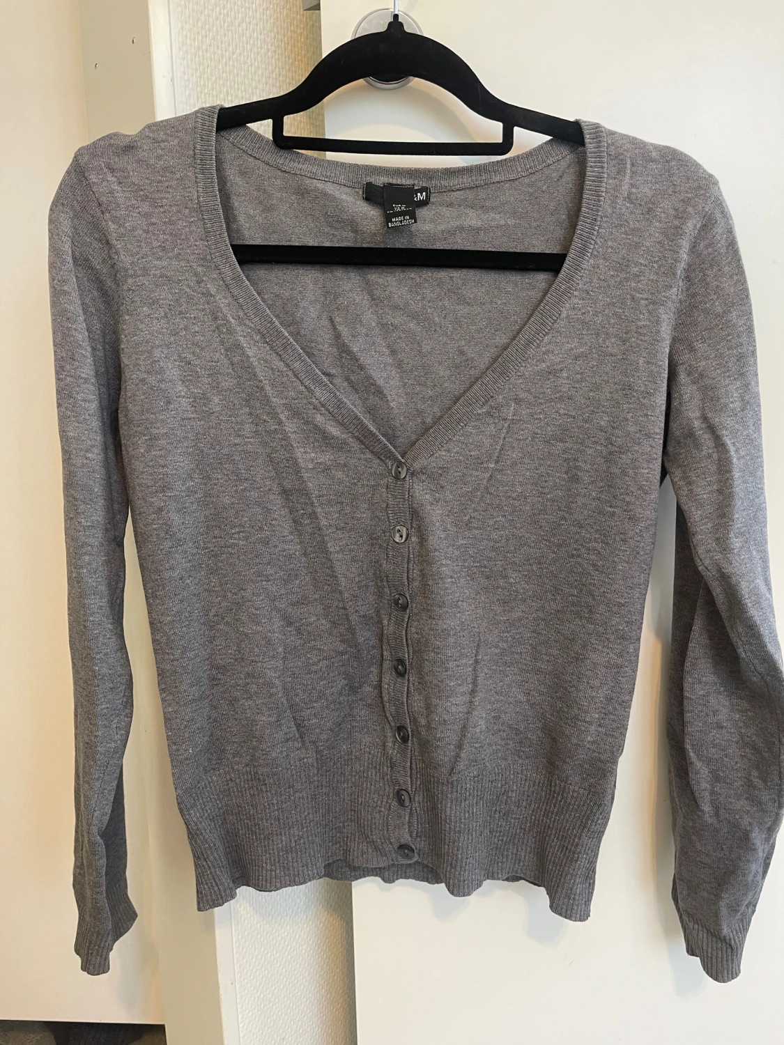 Grå kofta med v-ringning