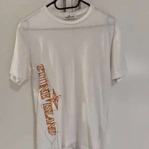 Stone Island T-Shirt - Stone Island T-Shirt i storlek XS (170) Gott skick. Kvitto medföljs om önskas.