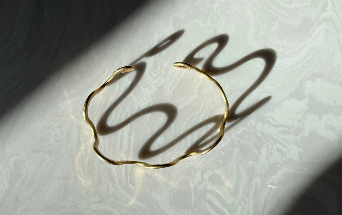 Vågigt guldarmband i aluminium  - 3