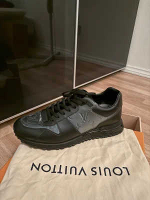 Louis Vuitton runaway  - Säljer ett par svarta Louis Vuitton sneakers med Lyxig och stilren design som sticker ut med diskreta detaljer och exklusiv känsla. Kvitto och original tillbehör finns med. Näst intill nyskick. 9/10 cond. 