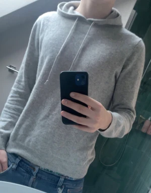 Grå kashmir hoodie från Brown Avenue - Sjukt snygg och skön Kashmir hoodie från klass märket Brown Avenue. Storlek M, passar även S. 100% Kashmir. Hoodien är endast använd ett fåtal gånger och är i jättebra skick utan några defekter. Säljer den då den är för liten för mig. Ifall ni undrar något är det bara att höra av sig.