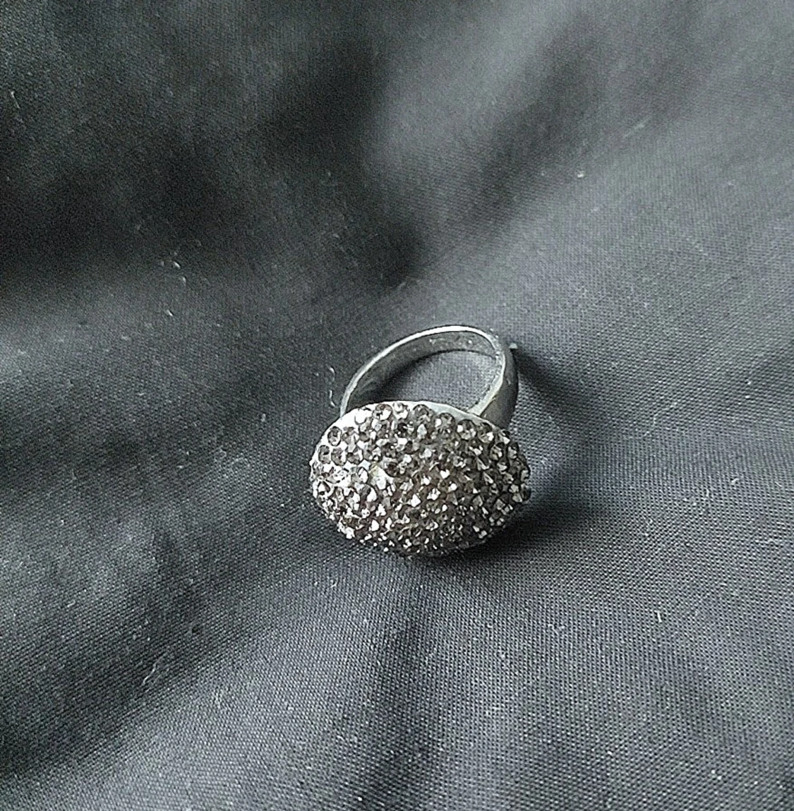 Glittrig silverring med stenar