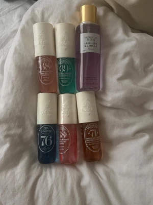 Sol de Janeiro & Victoria's Secret mistar - Säljer ett paket med totalt 6 helt oanvända body mists: 	•	5 st Sol de Janeiro Body Mists 	•	1 st Victoria’s Secret Body Mist (200 ml)  Flera av dem har fortfarande plastförpackningen kvar. Inga av dem är använda – de har bara legat i garderoben eftersom jag inte använder bodymist.  Pris: 	•	150 kr/st 	•	Alla 6 för 650 kr inkl. frakt! (superpris)  Perfekt för dig som älskar fräscha, feminina dofter eller vill ge bort som present.  Kan skickas eller hämtas. 