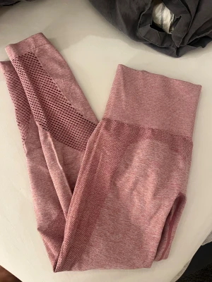 Rosa träningstights - Säljer ett par rosa träningstights från divina.