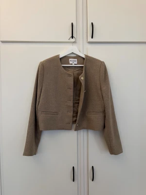 Blazer - Säljer denna super snygga korta blazer i storlek 40 ifrån nakd. Endast använd två gånger därav bra skick! Super snygg och bekväm 🤩