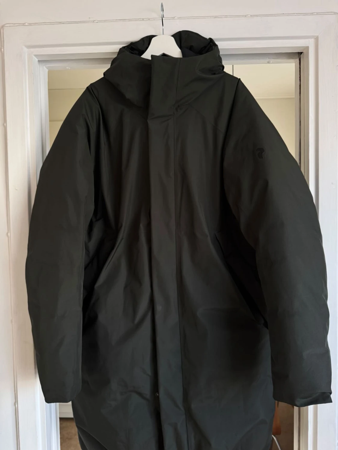 Svart dunjacka från Peak Performance
